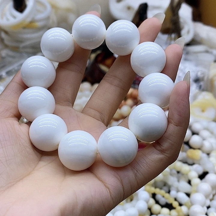 巧****饺珠子的颜色是红色的