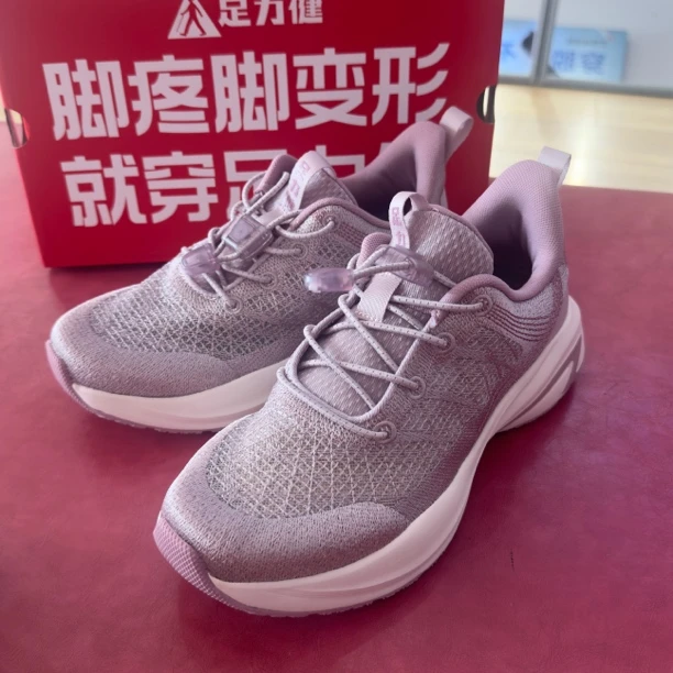 足力健女款防滑平跟运动鞋透气软底老人鞋夏季妈妈鞋时尚休闲鞋