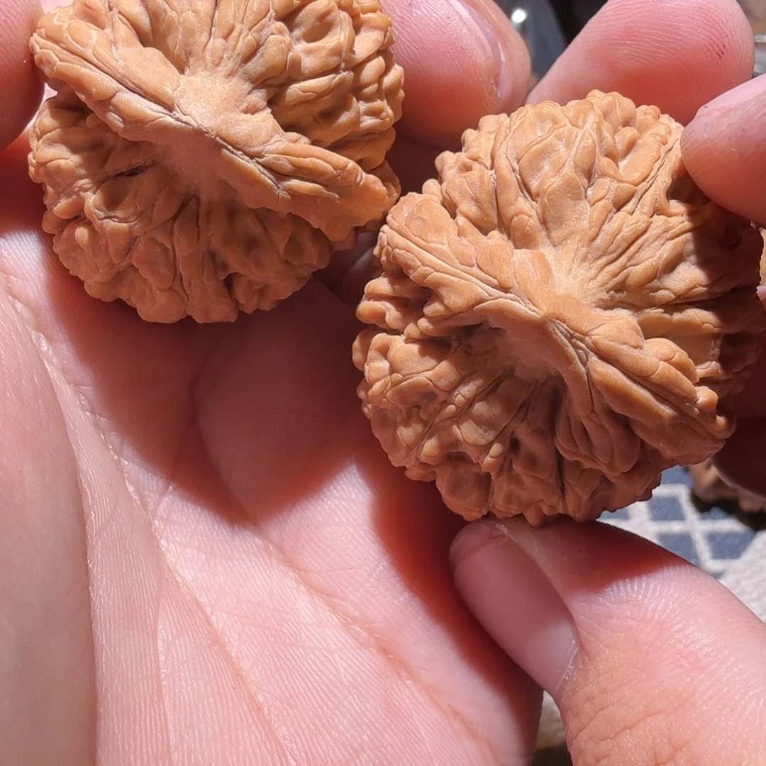 文玩核桃吊坠莲花