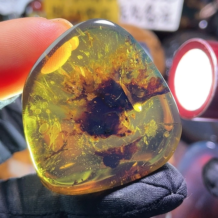 琥珀裸石未镶嵌，。