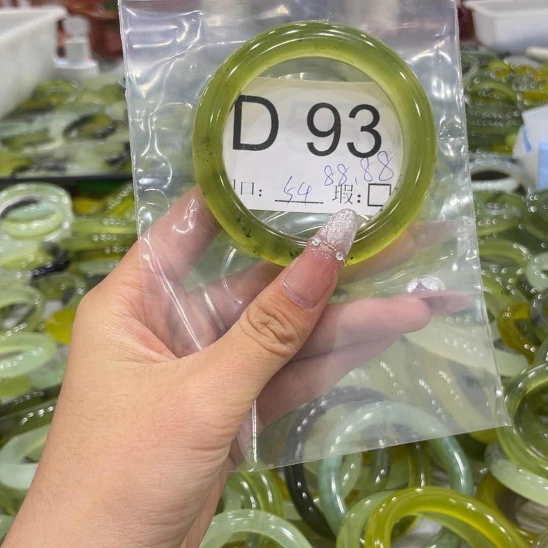 未镶嵌蛇纹石玉颈饰?**蚀