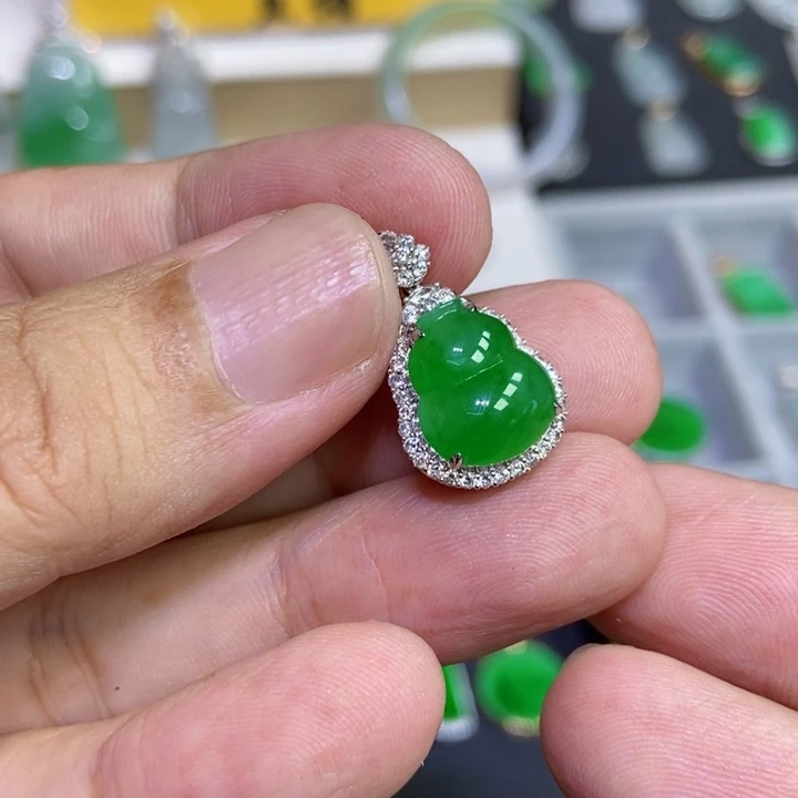 孙***萱颈饰18K金镶嵌翡翠葫芦