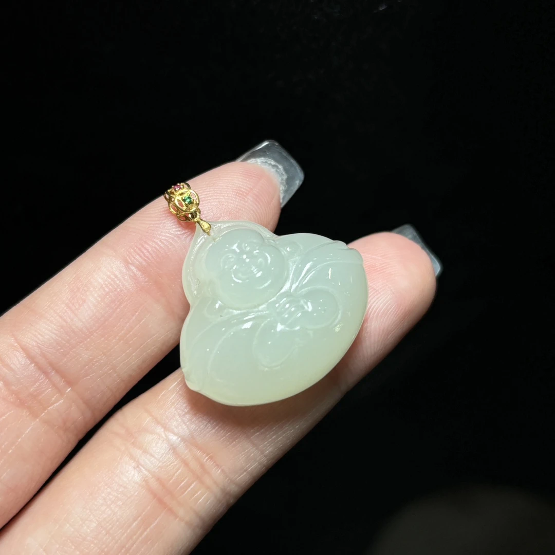 18k和田玉吊坠约21x26x20mm