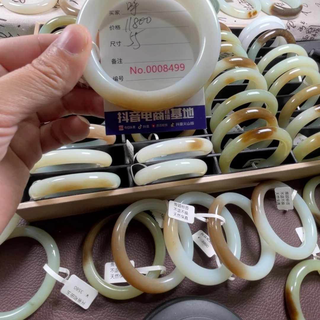 呼***圈和田玉未镶嵌手镯