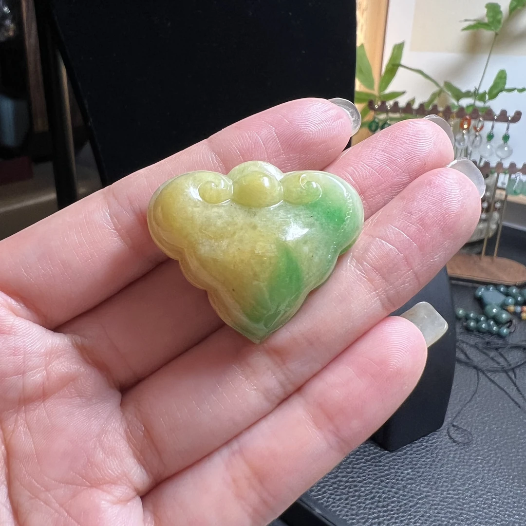 腾冲老料黄加绿如意翡翠A货