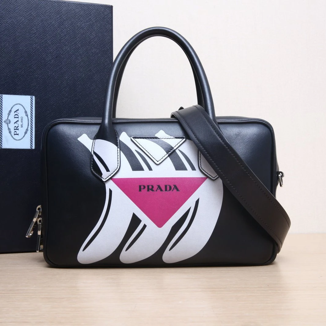 95新 Prada/普拉达 【娇】黑色 皮革C 斜跨包 P254005534