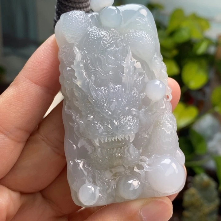 翡翠未镶嵌颈饰龙牌