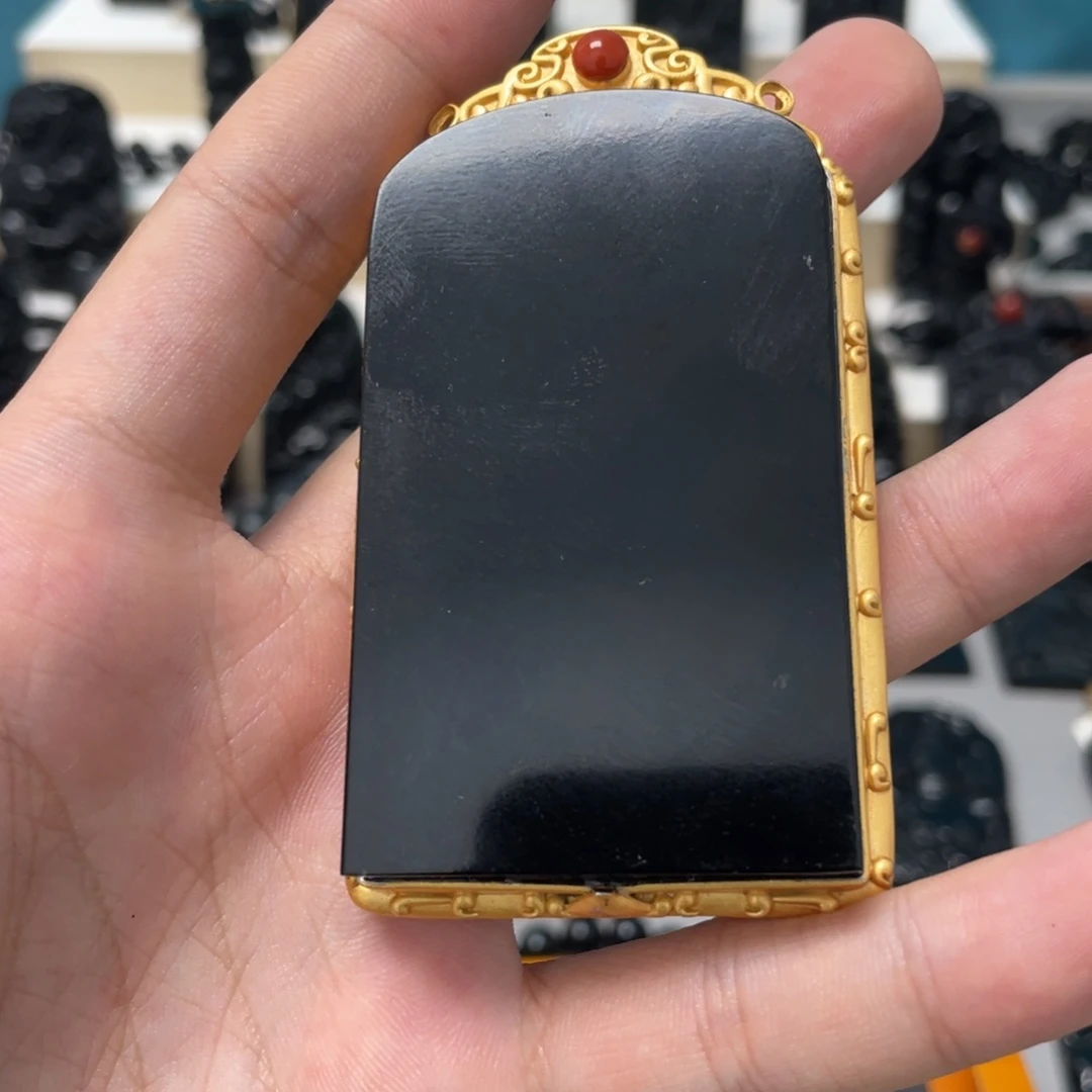 用***心未镶嵌蛇纹石玉吊坠
