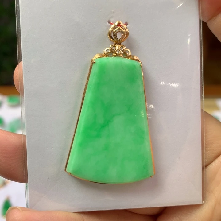 翡翠18K金镶嵌颈饰翡翠吊坠