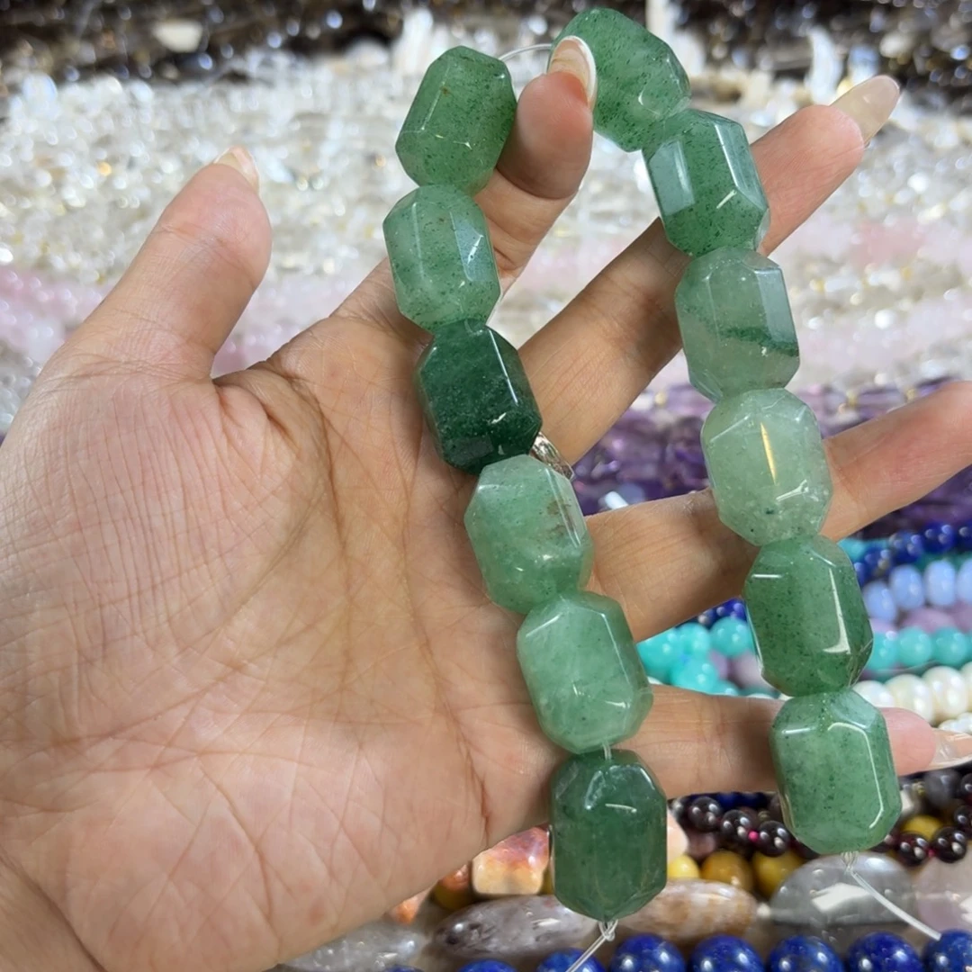 玛瑙/玉髓未镶嵌珠宝半成品绿草莓晶随行