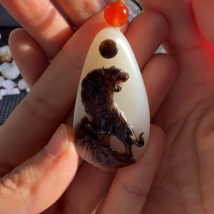 傻***妞和田玉未镶嵌颈饰