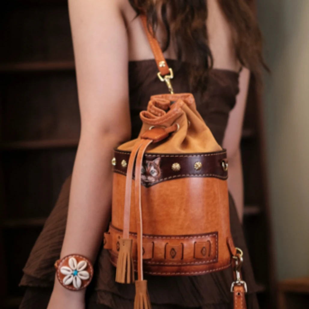 2025夏季新款【加朵小猫双肩包】手工 皮雕工艺 植鞣牛皮包