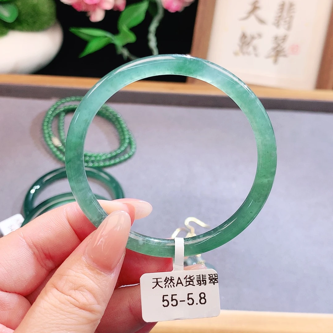 未镶嵌手镯（圆镯）翡翠