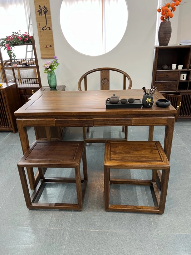 一张1.2米桌，一个圆圈主人椅，两个方凳