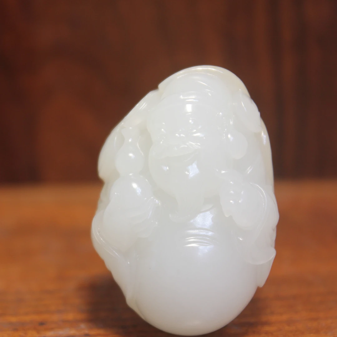 名家作和田玉 财神 背面留有原皮毛孔细度过灯看不到结构重22.5克