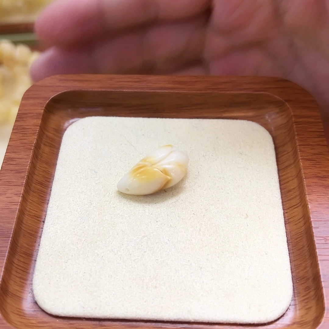 蜜蜡未镶嵌珠宝奇石