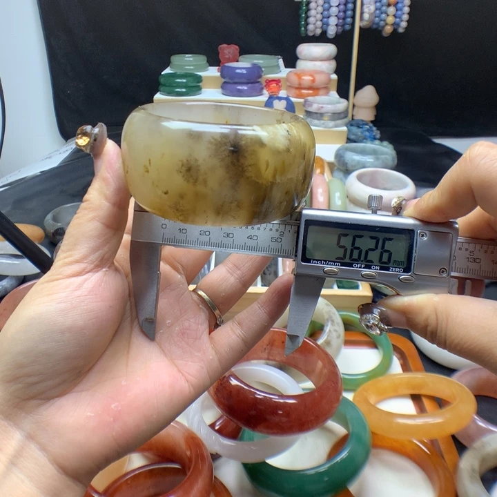 未镶嵌手镯石英质玉