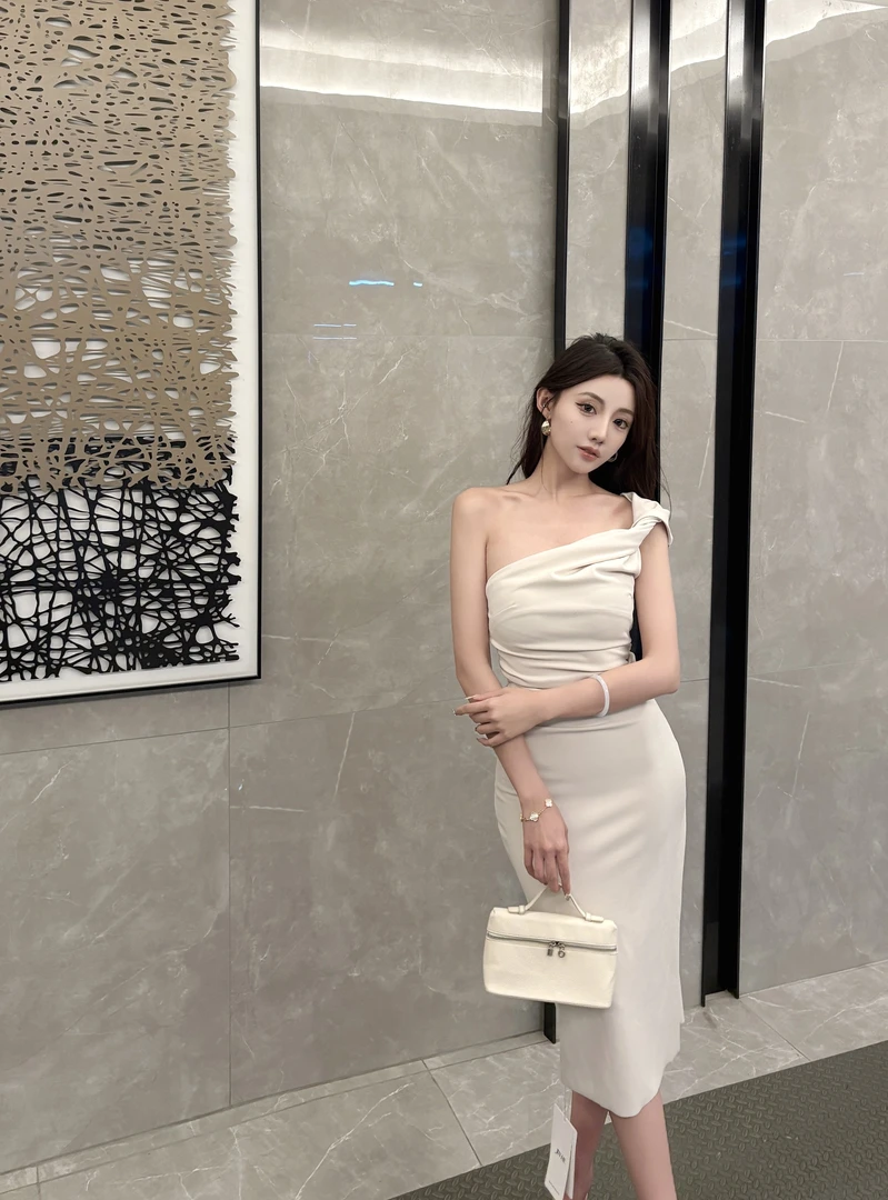 【一川月白】斜肩扭结无袖设计开叉修身显瘦夏季收腰包臀连衣裙