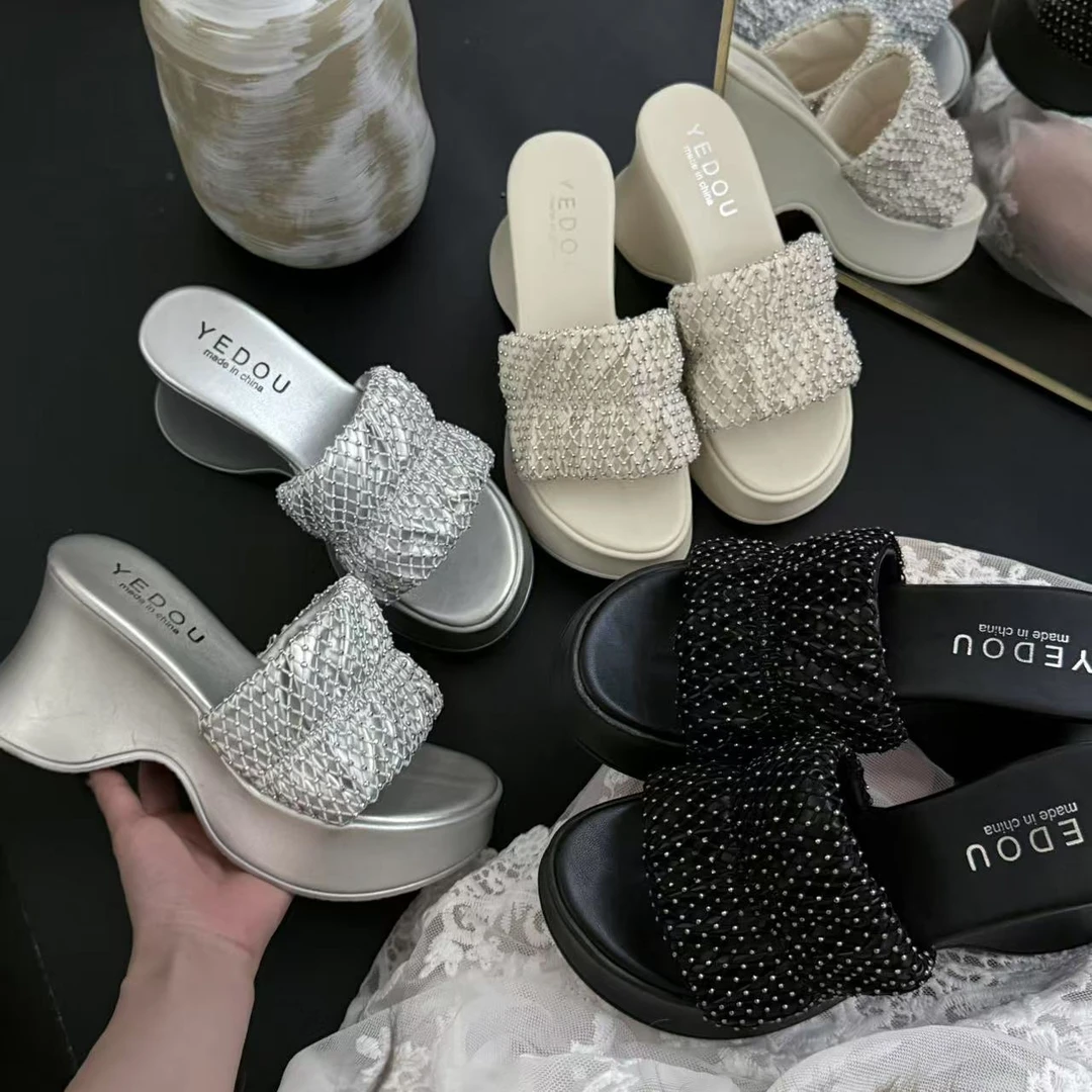 2025夏季时尚百搭坡跟一字网面水钻厚底名媛风外穿女增高厚底拖鞋