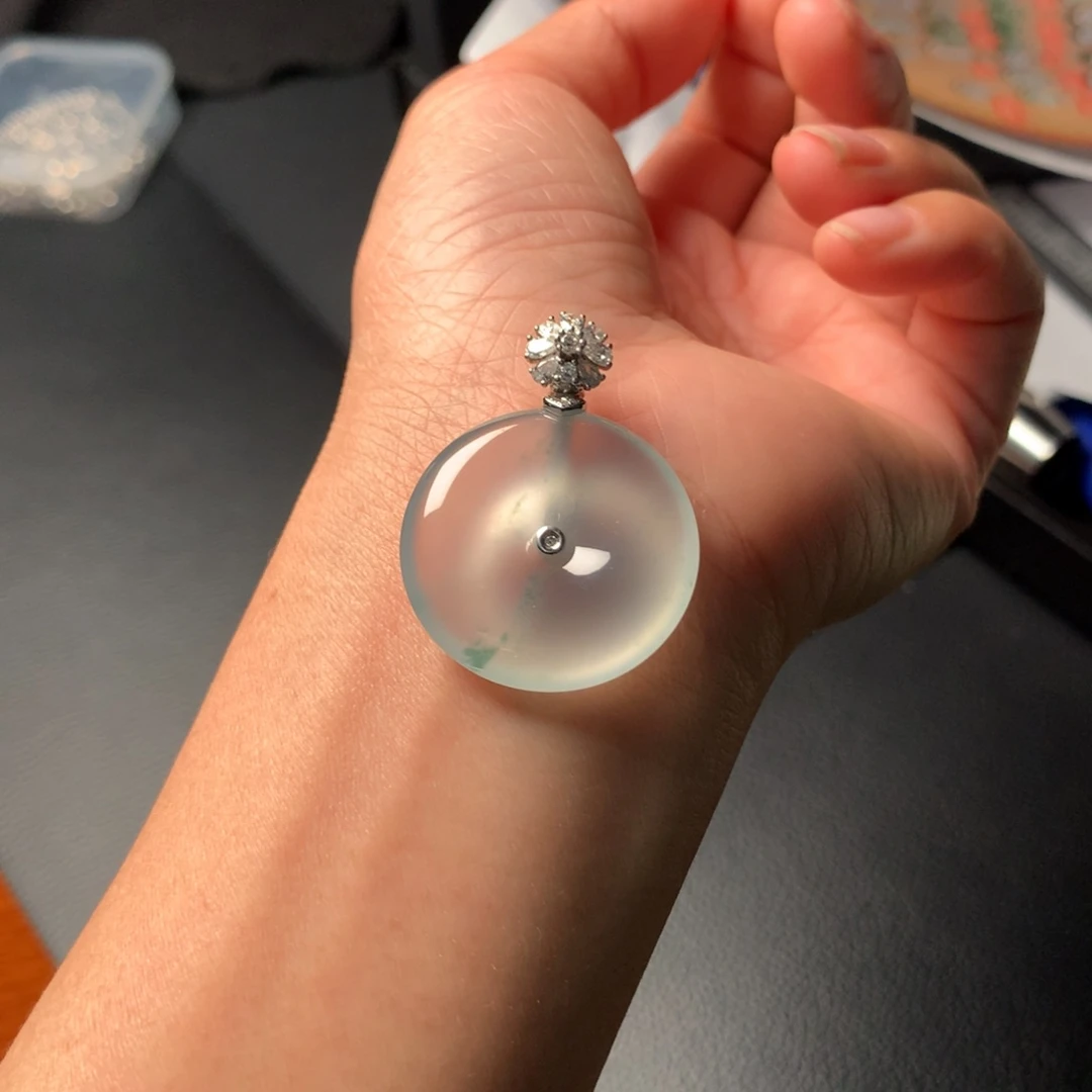 翡翠吊坠(赠链)18K金镶嵌起寒光巨纯玻璃种平安扣