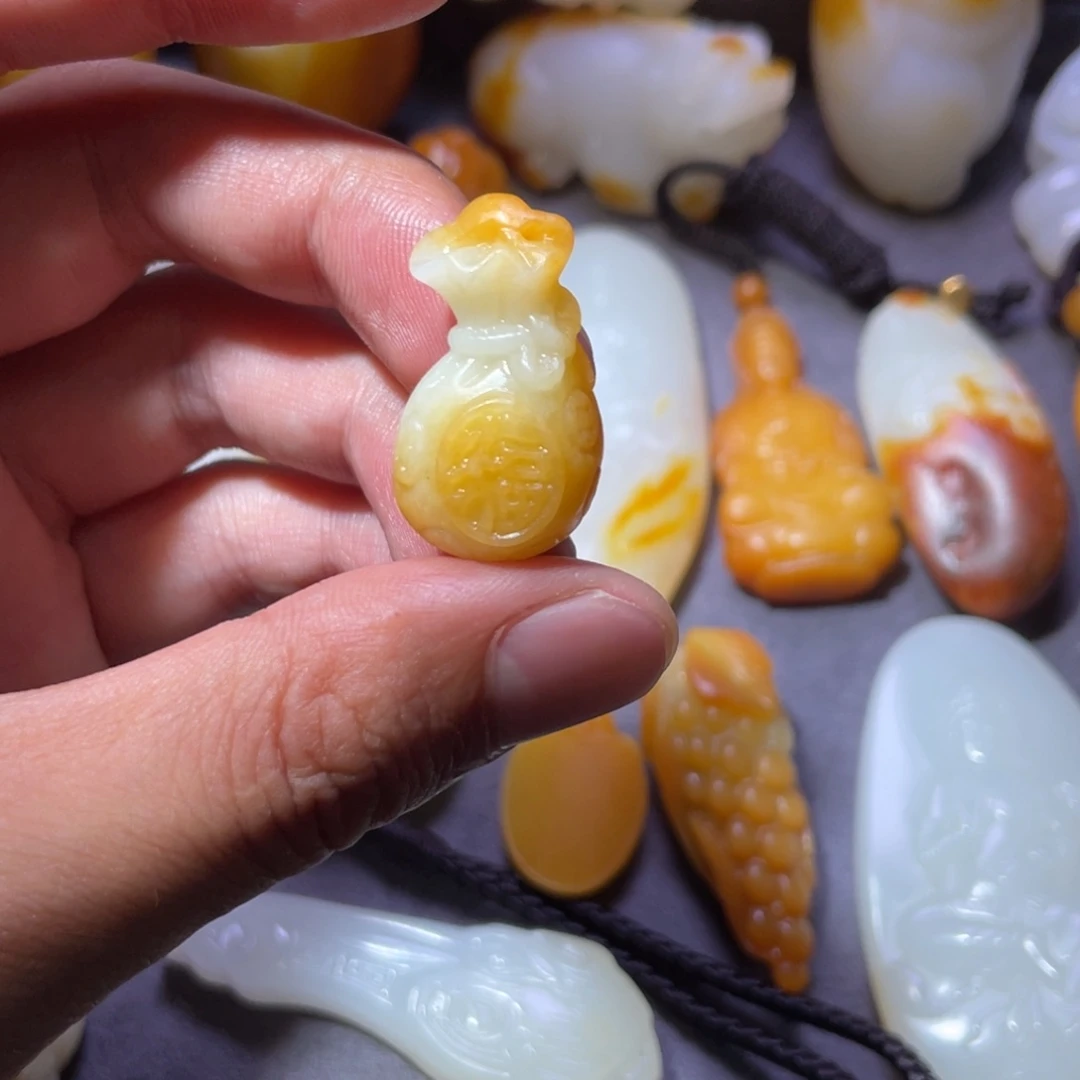 泳***橙和田玉未镶嵌挂件