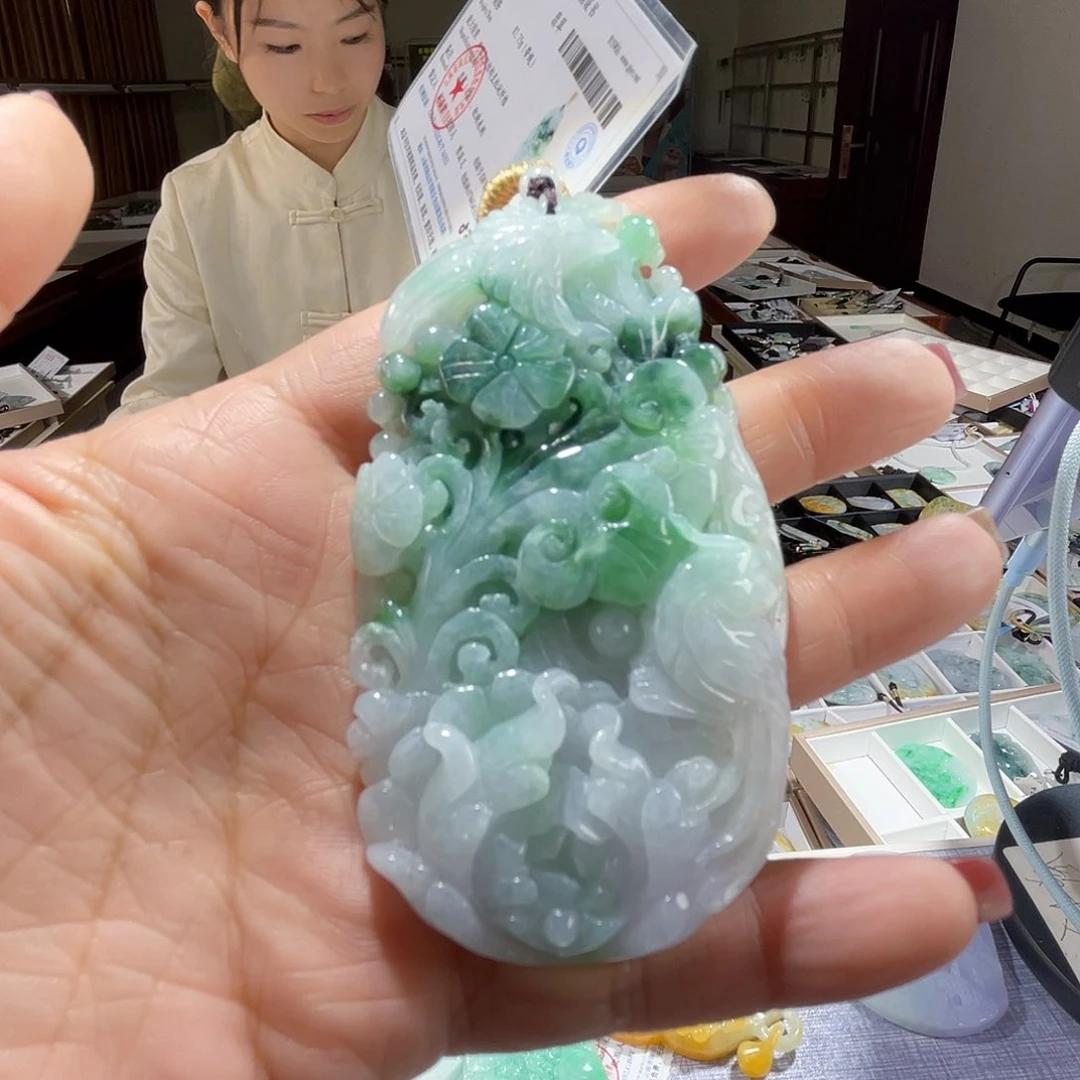 翡翠未镶嵌颈饰一个