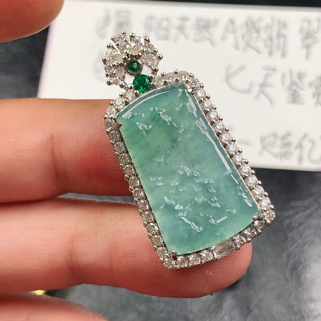 翡翠未镶嵌颈饰山水