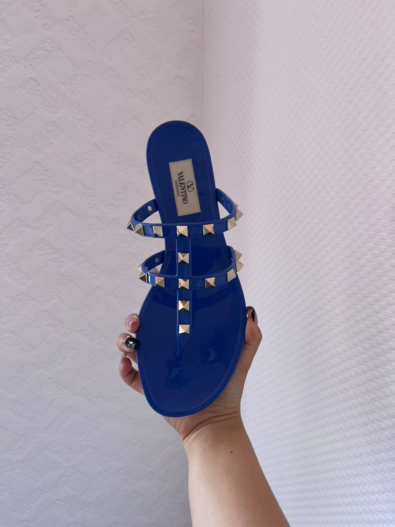 未使用 Valentino/华伦天奴 全新爆款铆钉夹趾拖