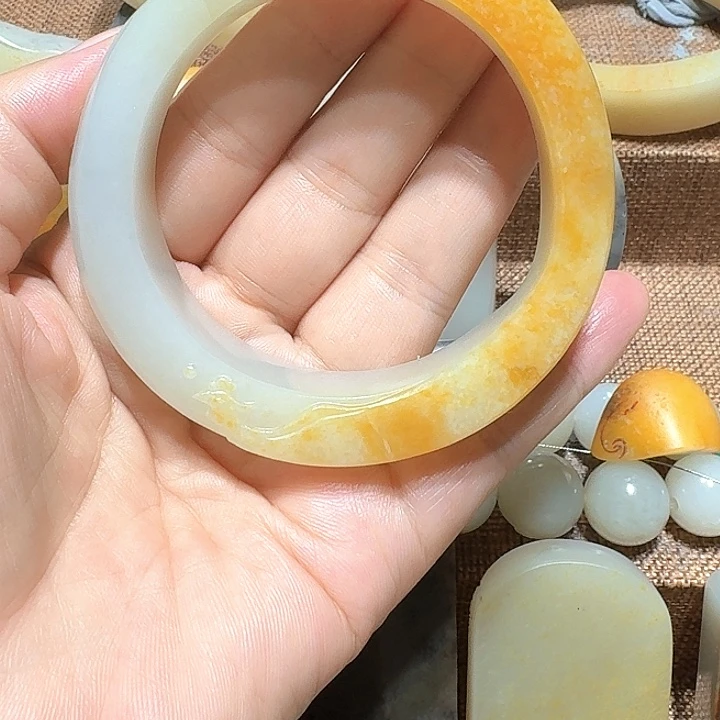 未镶嵌手链和田玉（糖玉）