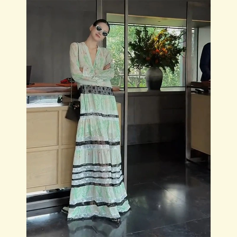 又a又飒御姐绝美海边沙滩长裙度假气质V领绿色印花长袖洋装子女