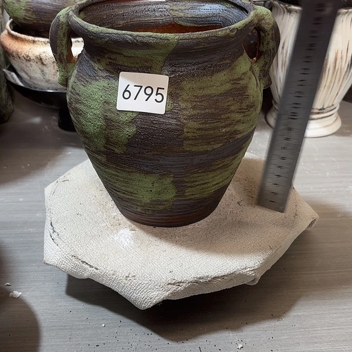 摆件高20,口13，瑕疵处理口磕碰，有孔，6795