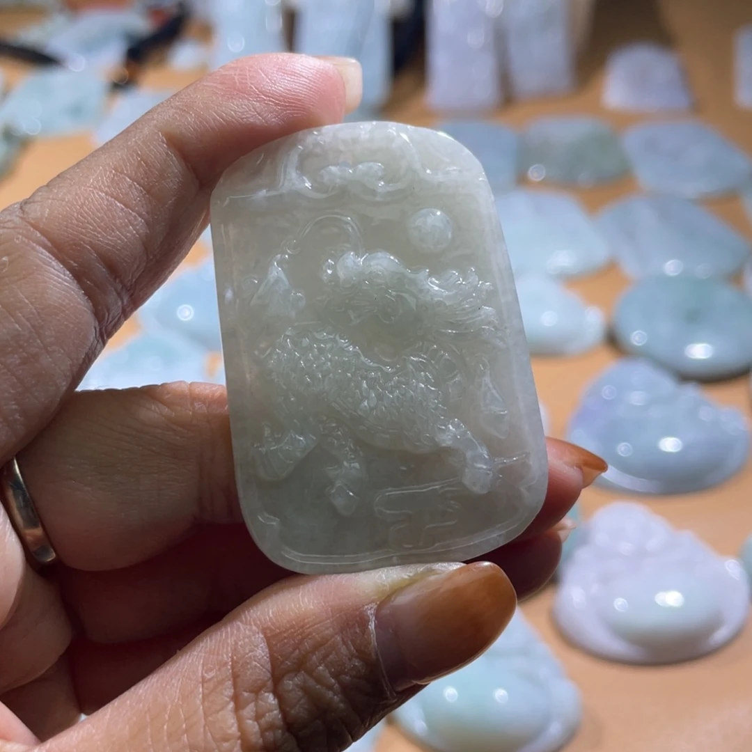 翡翠未镶嵌颈饰麒麟