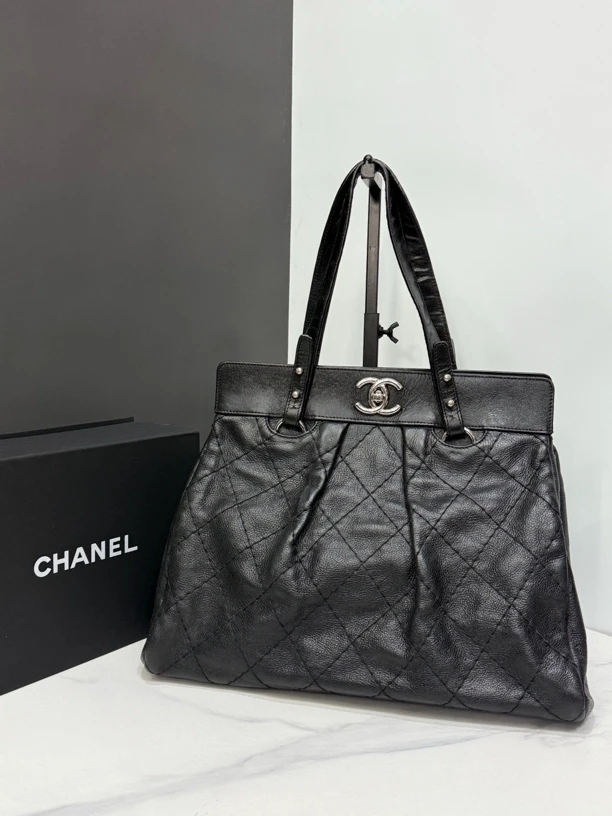 95新 Chanel/香奈儿 黑银外缝托特/13开39cm/HK40561229