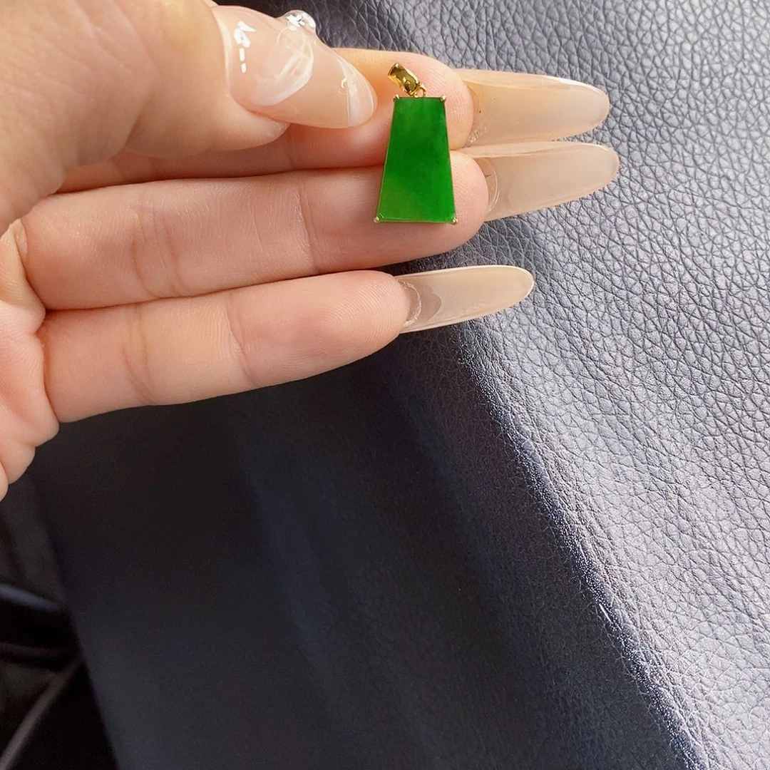 翡翠18K金镶嵌颈饰翡翠