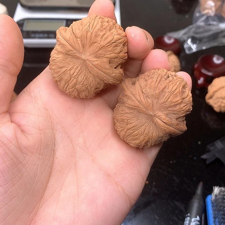 文玩核桃吊坠45 42元宝有两块黑