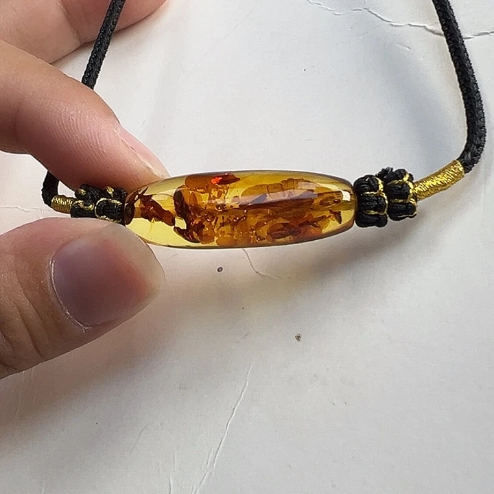 未镶嵌颈饰琥珀（花珀）