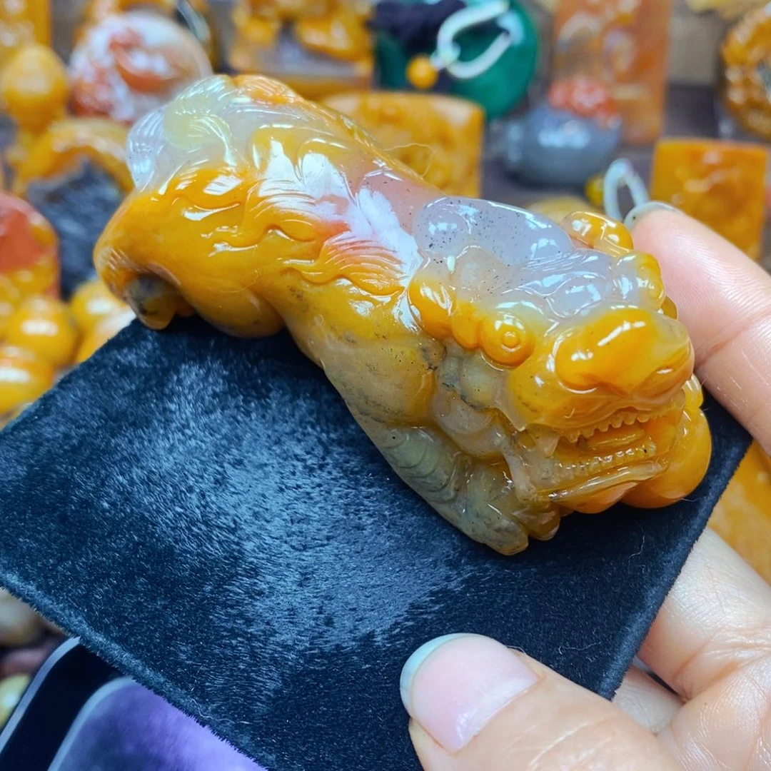 未镶嵌石英质玉（黄龙玉）颈饰