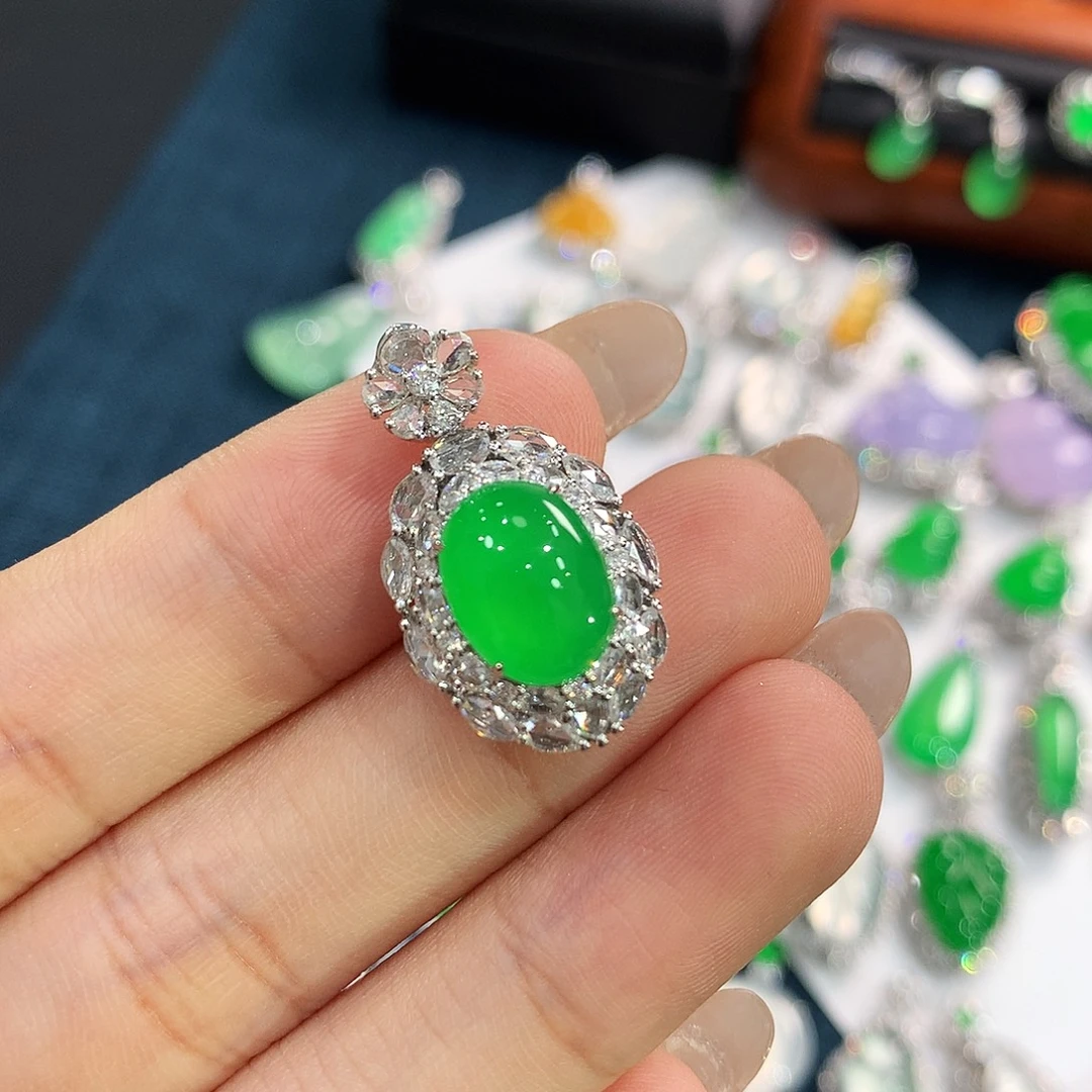 翡翠18K金镶嵌颈饰