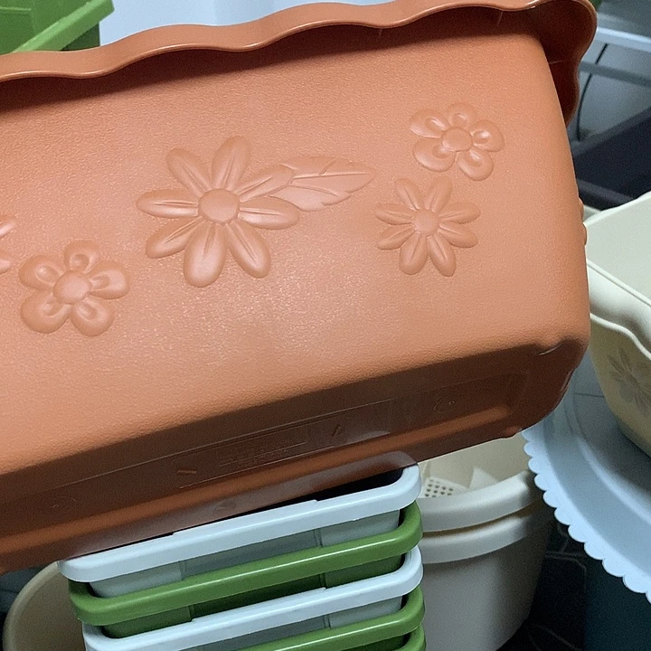 2个红色菜盆浮雕爱丽思