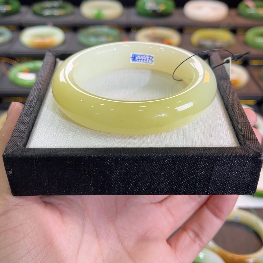 和田玉未镶嵌手镯厚装款俏色黄口