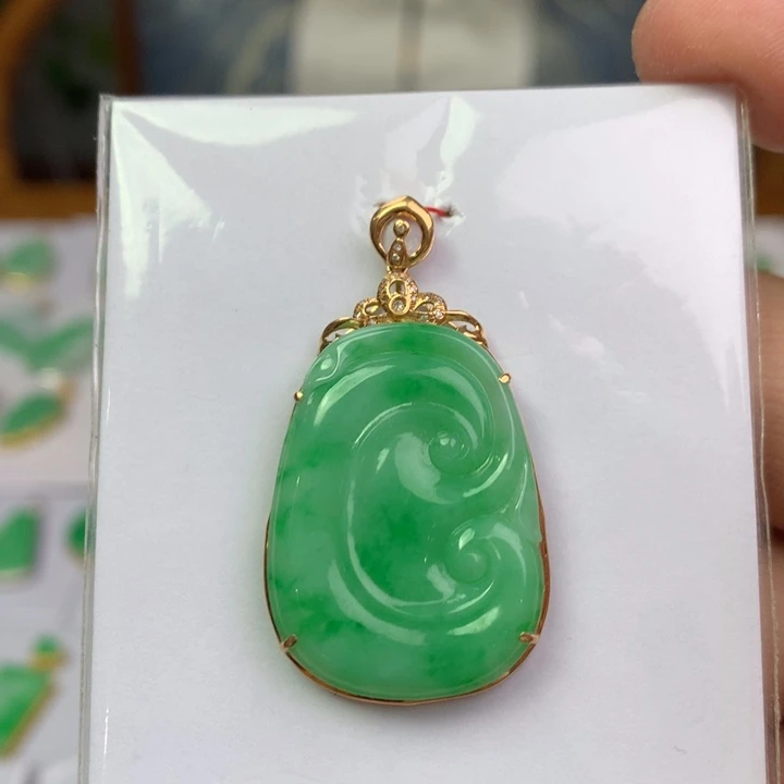 翡翠18K金镶嵌颈饰