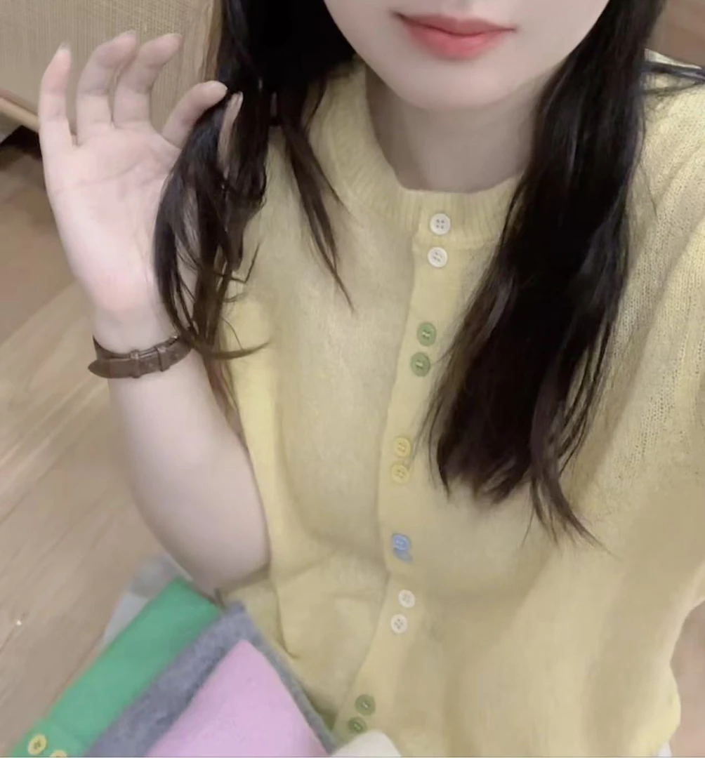 七言家巨好看！ins穿搭#初秋香草黄五彩扣短袖开衫