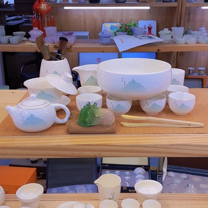 纯白的天空下的天空是一片蓝海