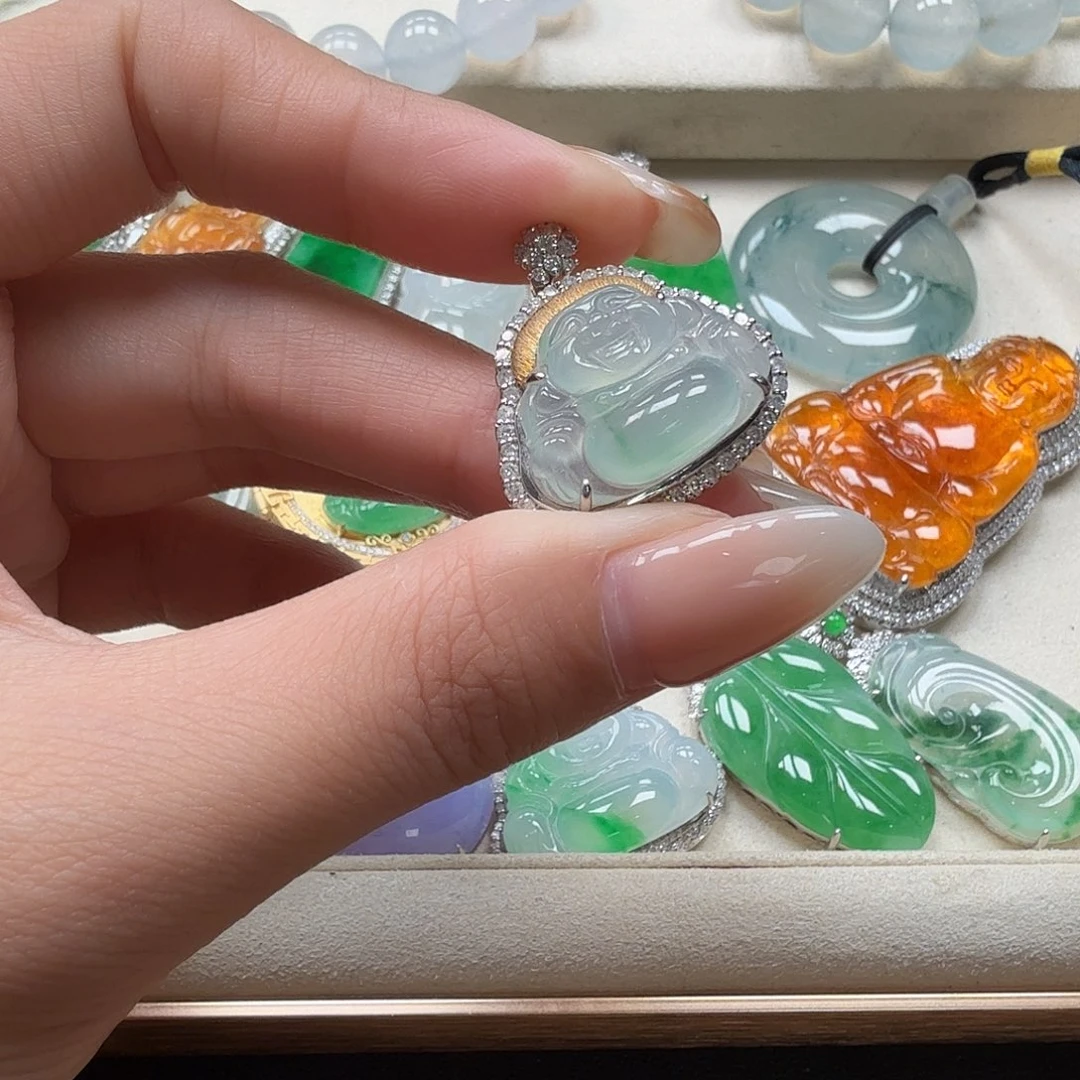 翡翠18K金镶嵌颈饰