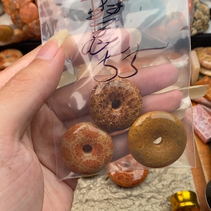 慧***慧硅化珊瑚（珊瑚玉）未镶嵌颈饰