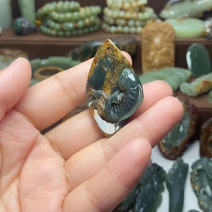 叔***哥颈饰未镶嵌岫岩河磨玉（透闪石质玉）