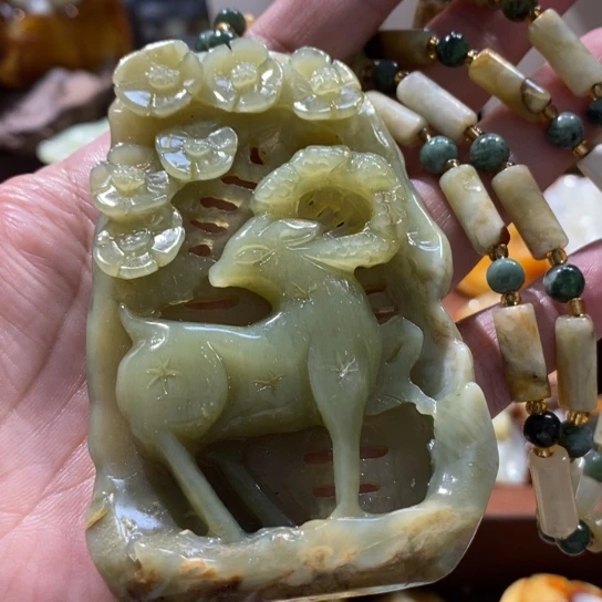 蛇纹石玉未镶嵌颈饰