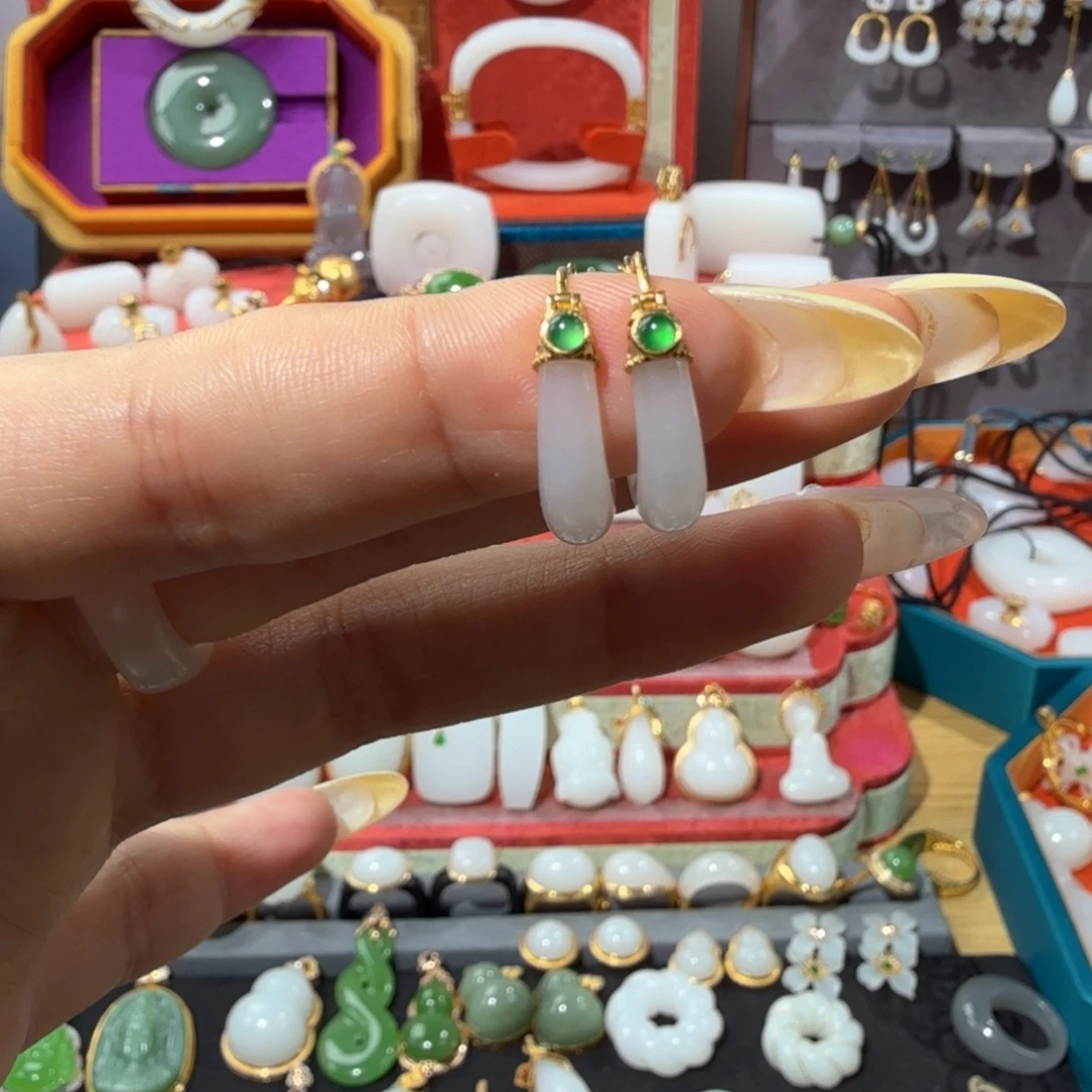 颈饰18K金镶嵌和田玉