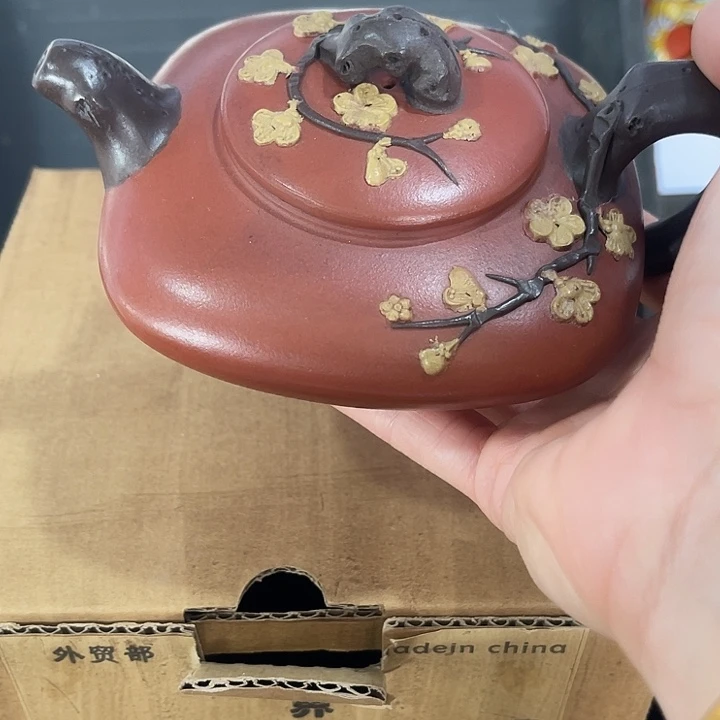茶壶紫泥原矿泥料手工制作的一把紫砂壶。