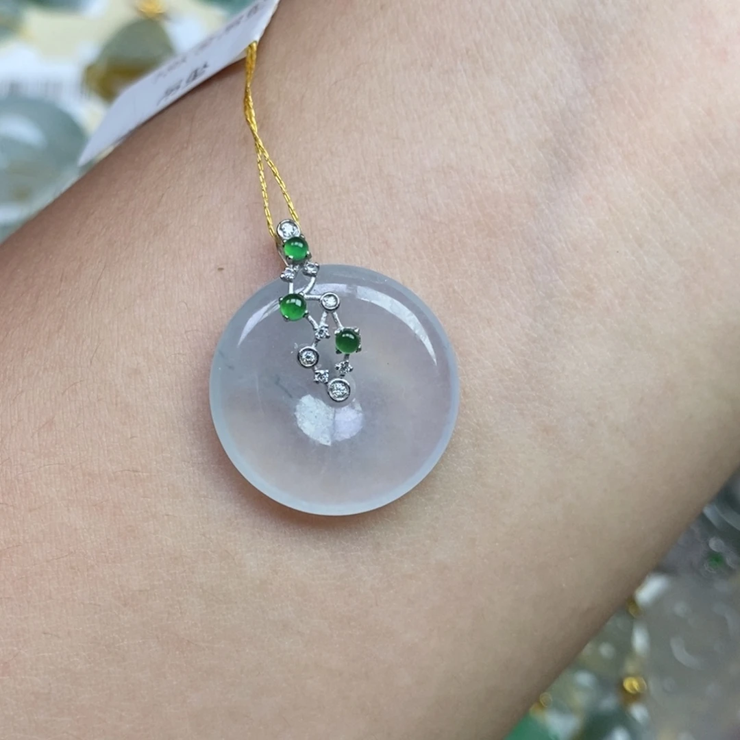 翡翠18K金镶嵌颈饰平安扣